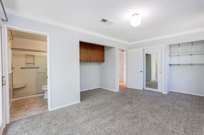 Building Photo - 4 Bed / 2 Bath Welcoming Midtown Palo Alto...