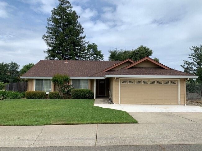 Building Photo - 3 bed 2 bath 2 car garage with mature trees