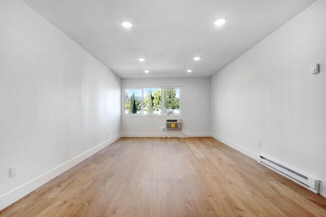 Building Photo - 930 N Martel