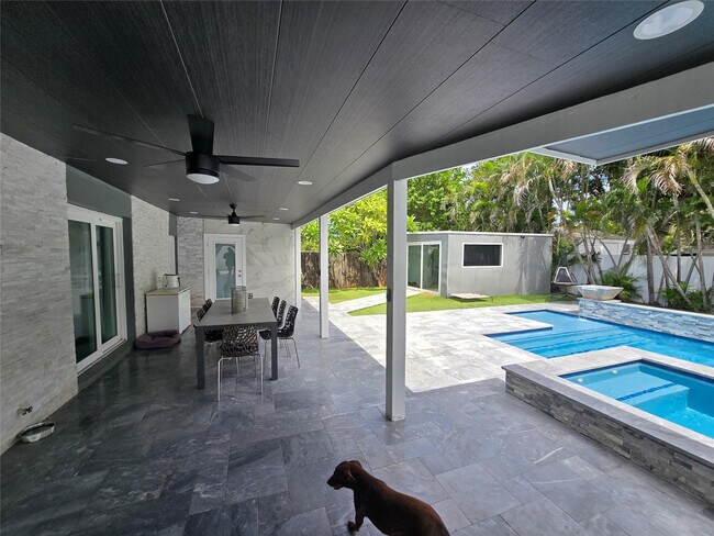 Building Photo - 2340 NE 8th Ave