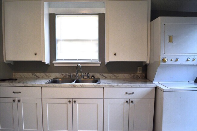 Building Photo - 303 Vincent St