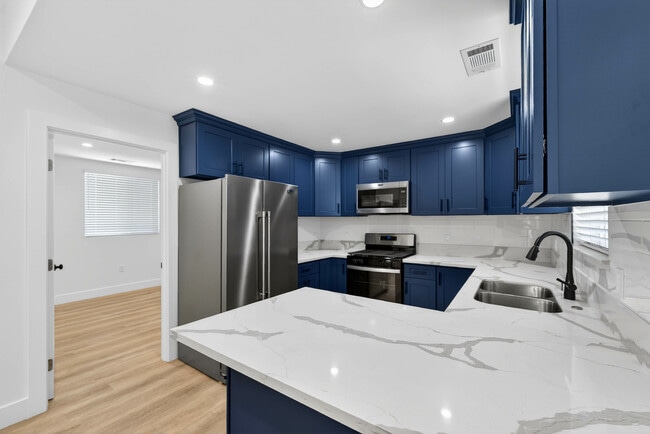 Building Photo - 678 E 45th St