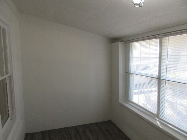 Building Photo - 1511 Molitor Ave