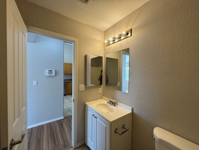 Building Photo - Great 4Bdm 2Ba Home, in a well desired loc...