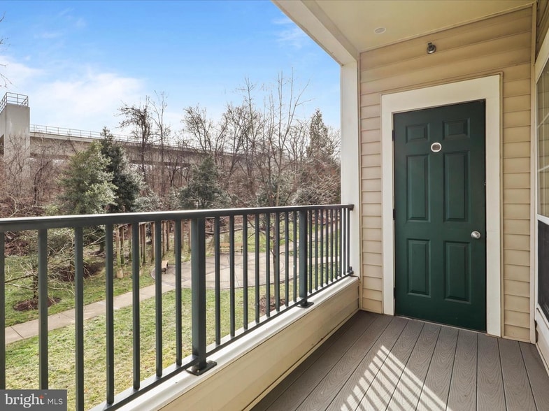 Balcony - 4860 Eisenhower Ave