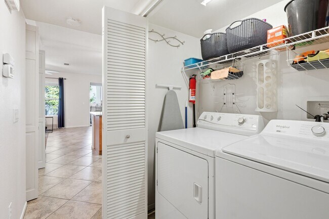 Building Photo - Point Loma, "The Bay" 2 bed 2 Bath Townhome now available! Amazing amenities, don't miss out