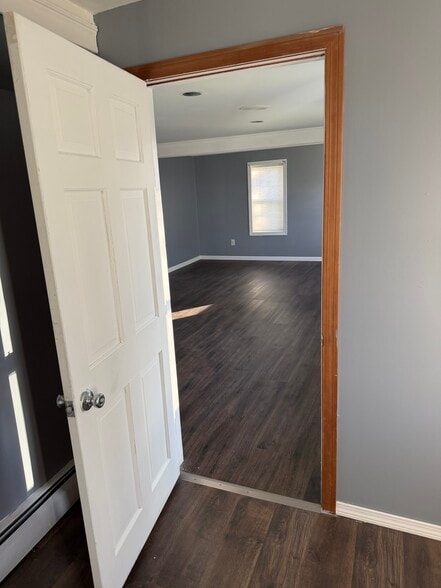 Building Photo - 400 Main St