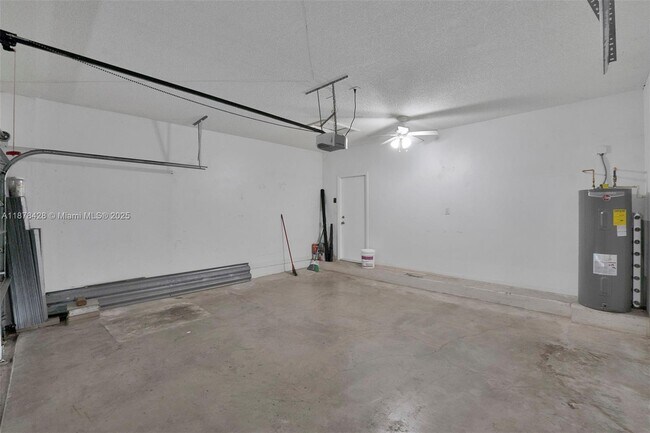 Building Photo - 10660 SW 20th Ct