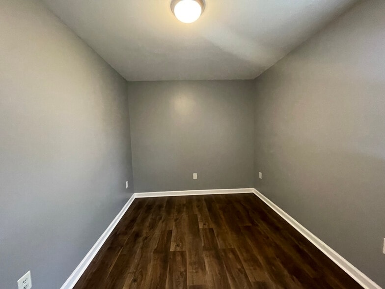 Room 2 - 4306 Elmwood Dr
