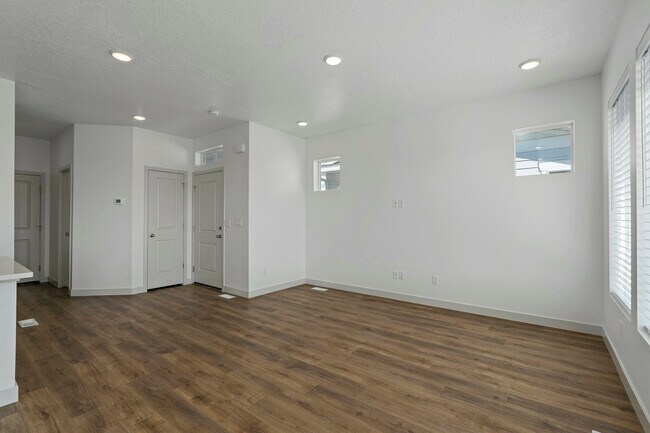 Building Photo - 4973 N Willowbank Dr