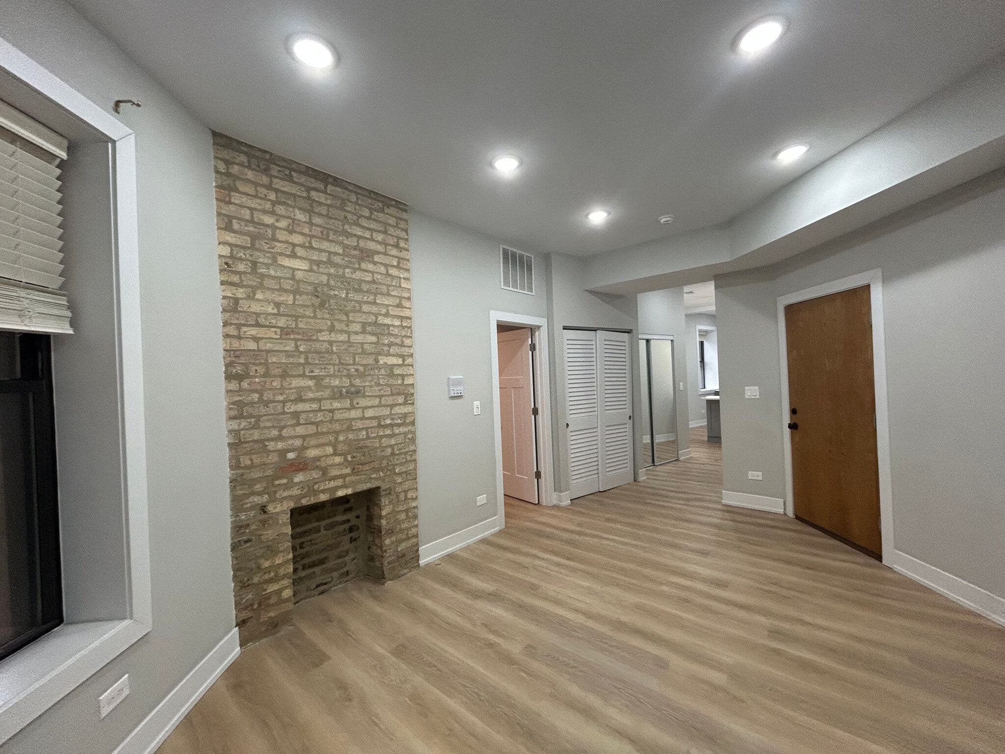 Building Photo - 423 W Belden Ave