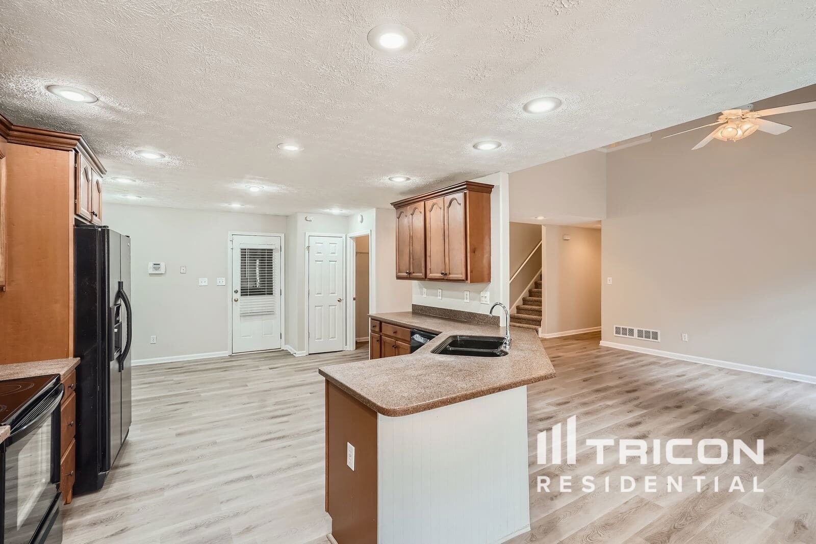 Building Photo - 930 Willow Hollow Dr