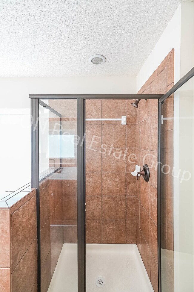 Building Photo - 2/2.5 end unit townhome in Woodstock