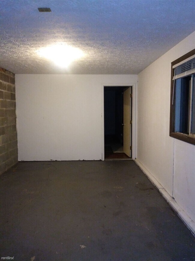 Building Photo - 797 Kerns Dr NE