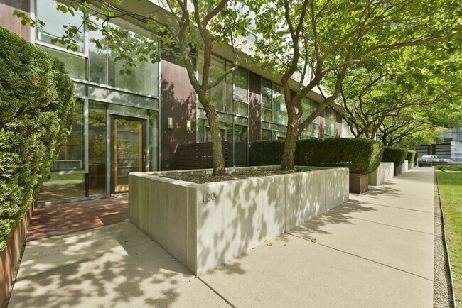 Building Photo - 2 Earhart St