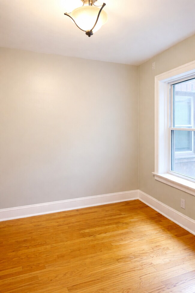 Building Photo - 2302 W Sunnyside Ave