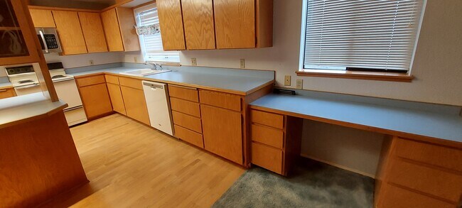 Building Photo - 5090 Forsythia Dr