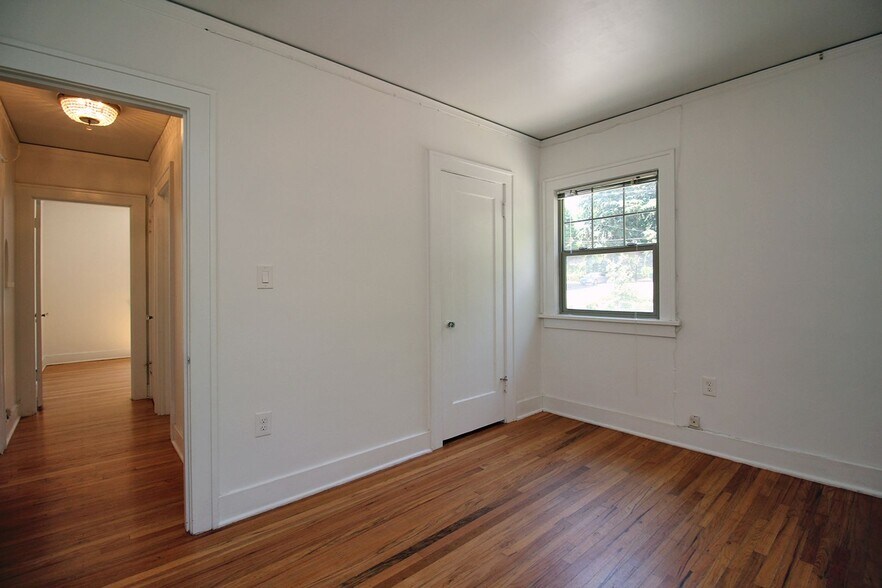 Building Photo - 2905 SE Alder St