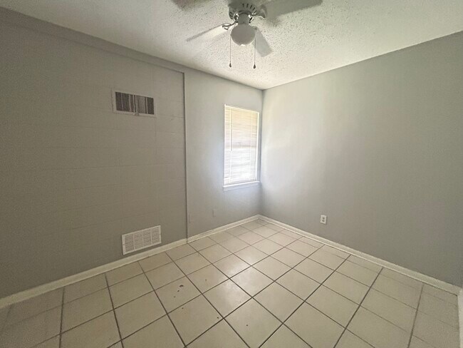Building Photo - 2509 S Belair Dr