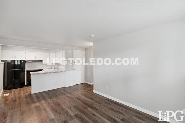 Building Photo - 3145 Sherbrooke Rd