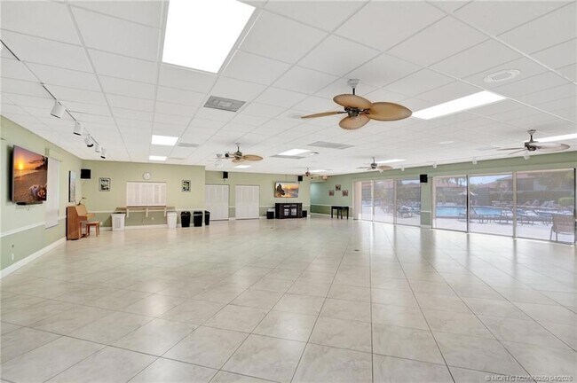 Building Photo - 511 SW South River Dr