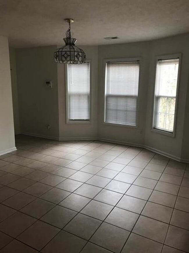 Building Photo - Carolina Lakes!!