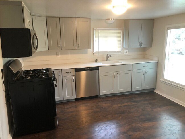 Building Photo - 2BR Renovated House