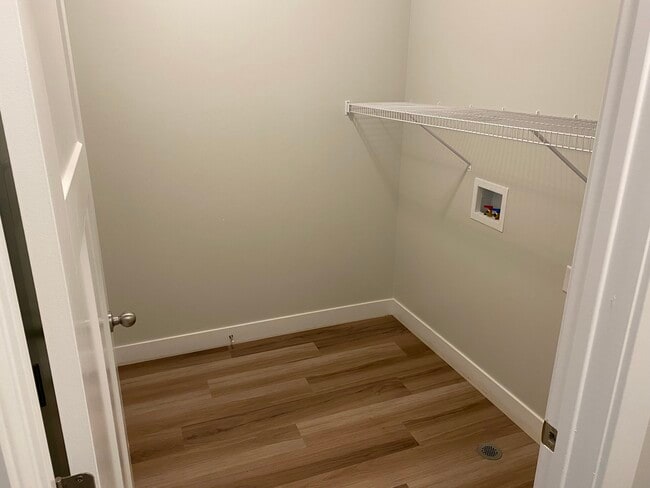 Building Photo - FAROOQUI D-202