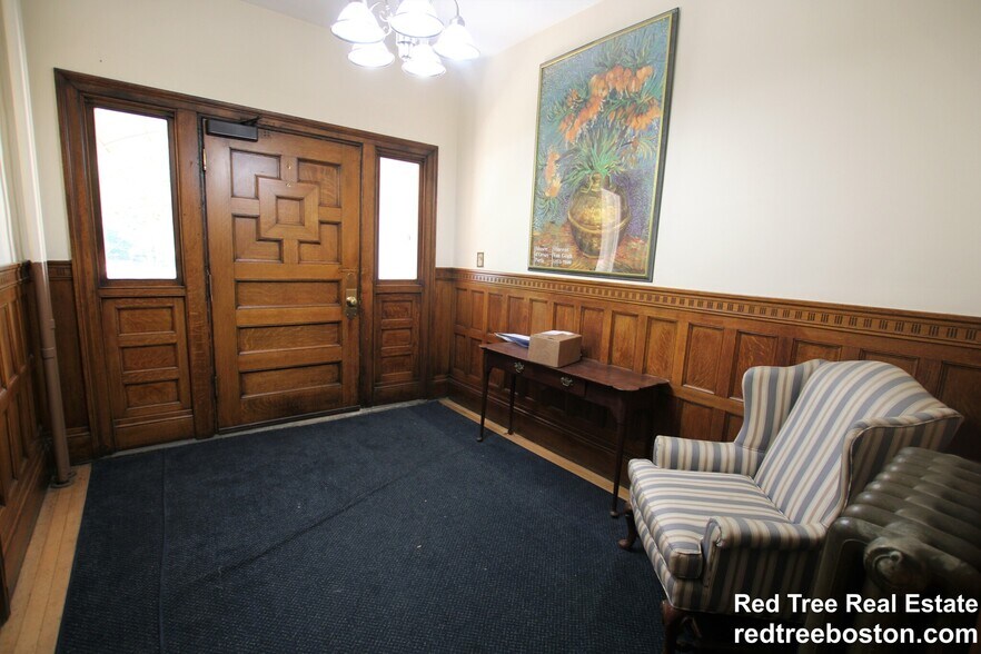 Building Photo - 1748 Beacon St