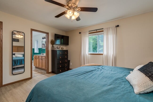 Building Photo - Stunning rambler on Tanager Road!