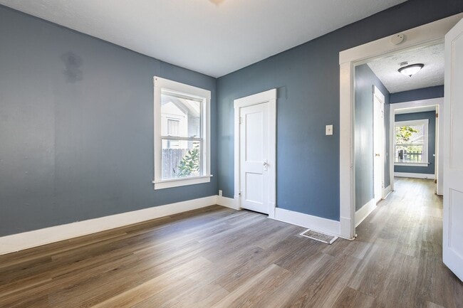 Building Photo - Spacious 2 bedroom/1 bathroom House in Cou...