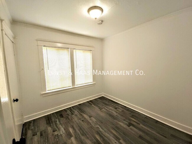 Building Photo - 1306 E Hellman St