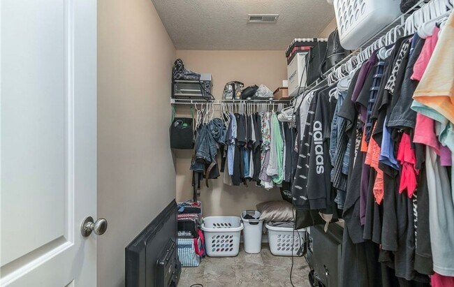 Building Photo - 3BR/2BA Home with Two Car Garage, Fenced B...