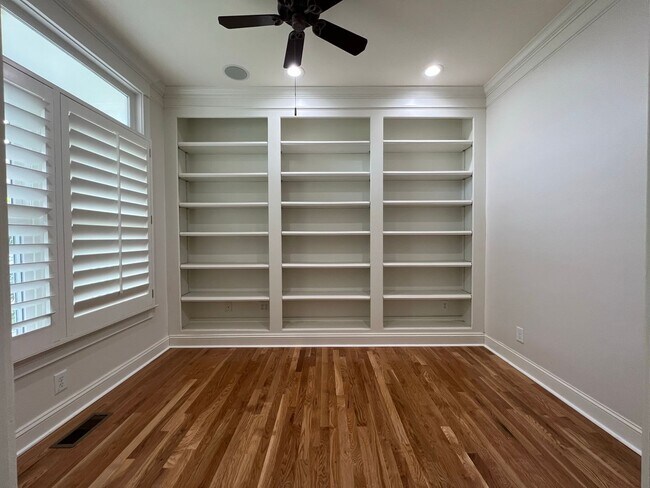 Building Photo - 5 Bed, 3.5 Bath w/ 3 Car Garage Less than 1 Mile from Downtown Franklin