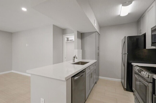 Building Photo - 2121 Fountain View Dr