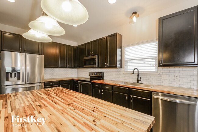 Building Photo - 2357 Banon Dr