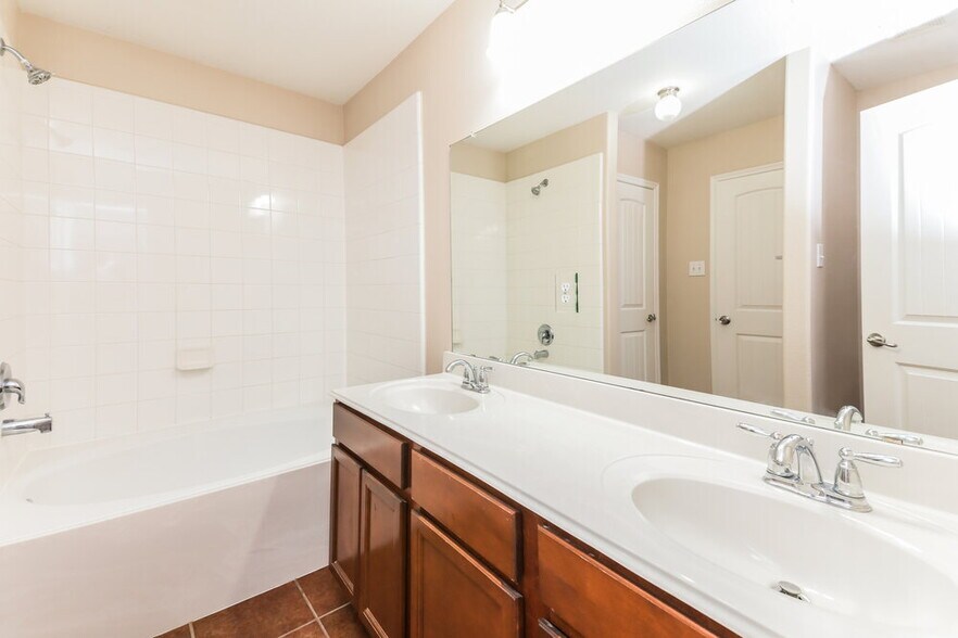Building Photo - 2033 Club Oak Dr