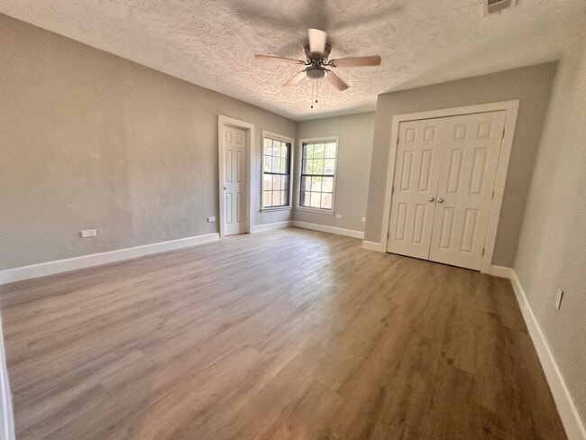 Building Photo - Charming 3 Bed 2 Bath Home with Bonus Den and Detached Garage