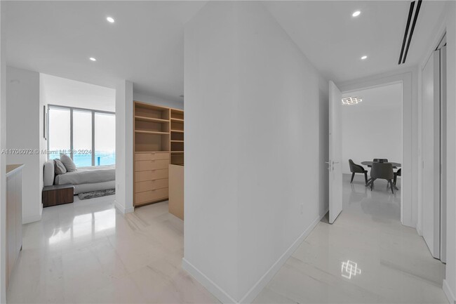 Building Photo - 300 Biscayne Boulevard Way