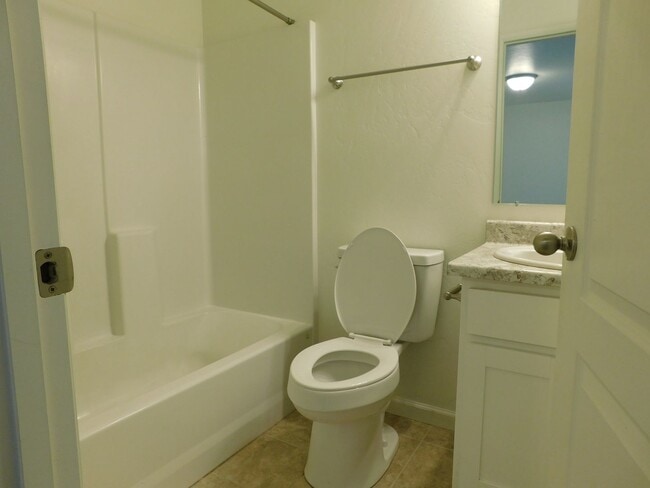 Building Photo - Newer Townhome Close to Shopping