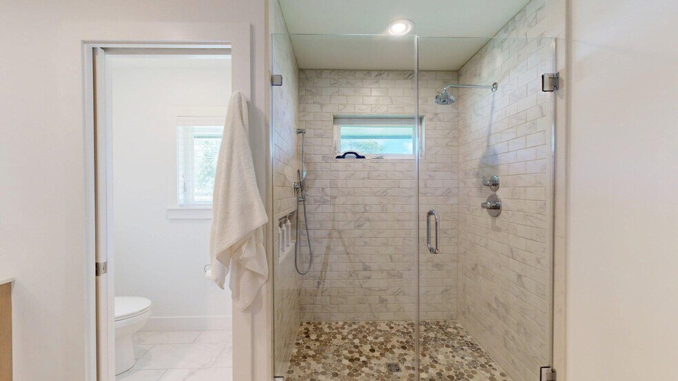 Building Photo - 805 Dexter Dr S