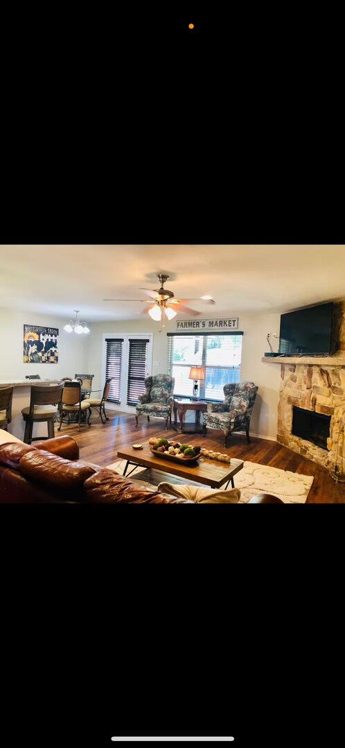 Building Photo - 4 bed 2 bath 1 car garage on Flint Avenue!
