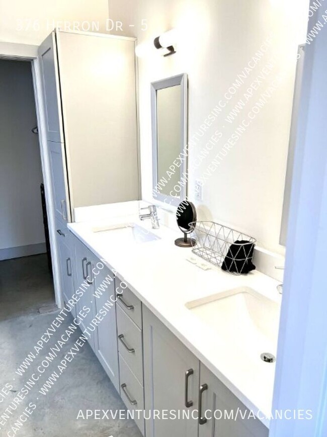 Building Photo - Beautifully furnished Nashville Condo 5 mi...