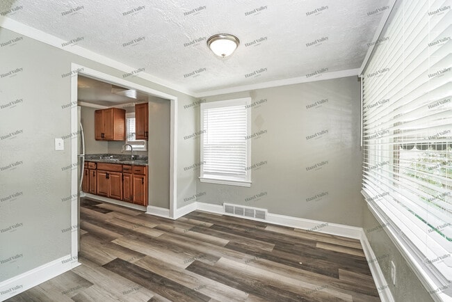 Building Photo - 5565 Beechwood Ave