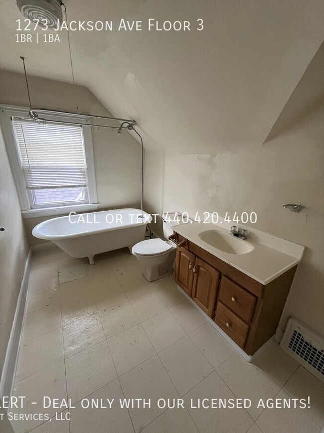 Building Photo - Spacious 1 Bed, 1 Bath Studio Holiday Move...