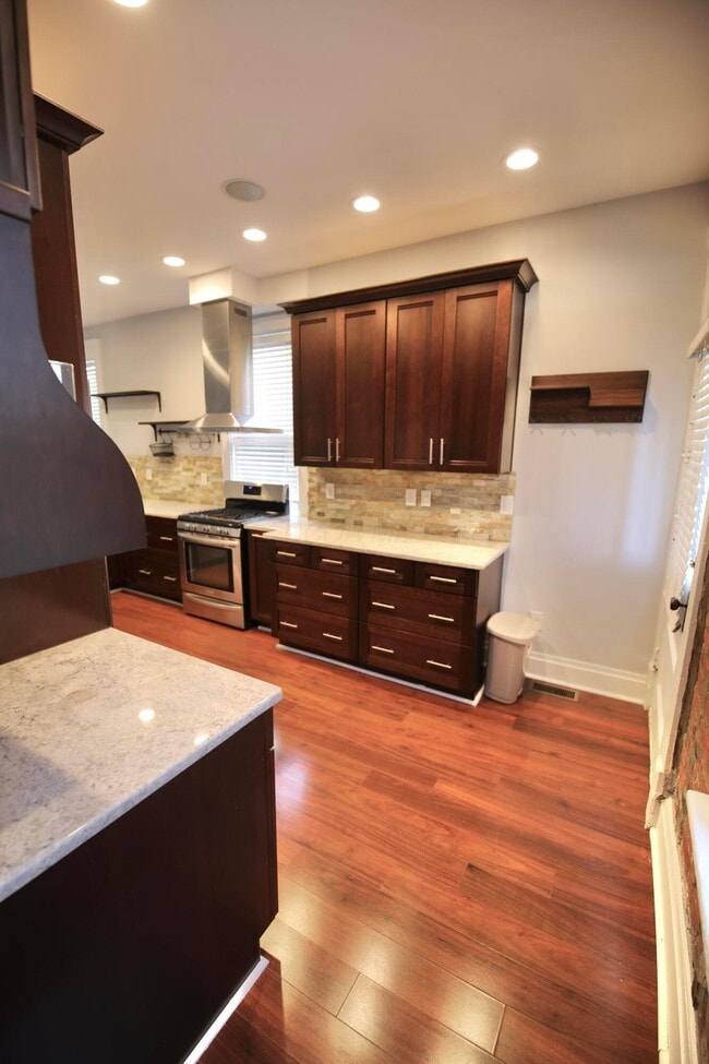 Building Photo - 310 E Beck St