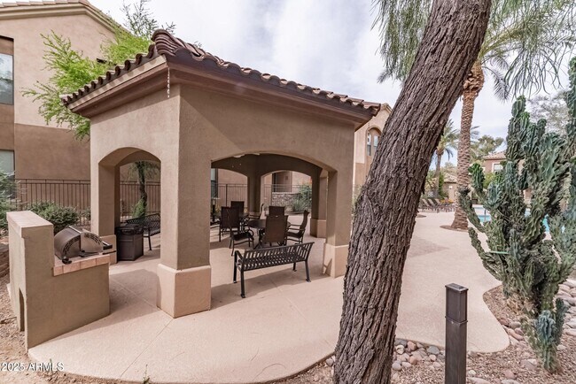 Building Photo - 7027 N Scottsdale Rd