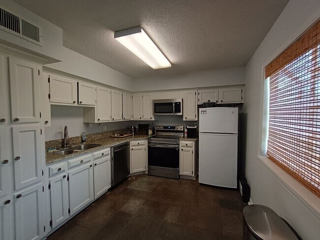 Building Photo - 2452 Brightside Dr