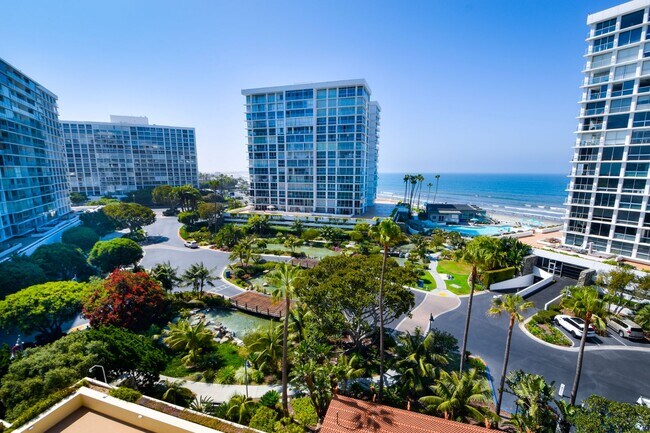 Building Photo - 1750 Avenida Del Mundo