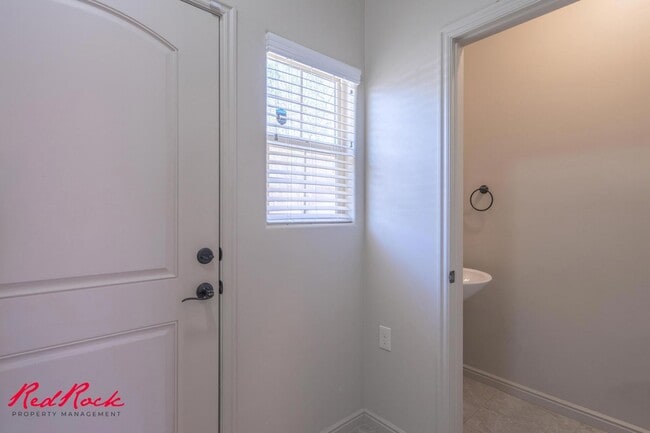 Building Photo - Charming 3 bedroom Townhome. 2 Community Pools!